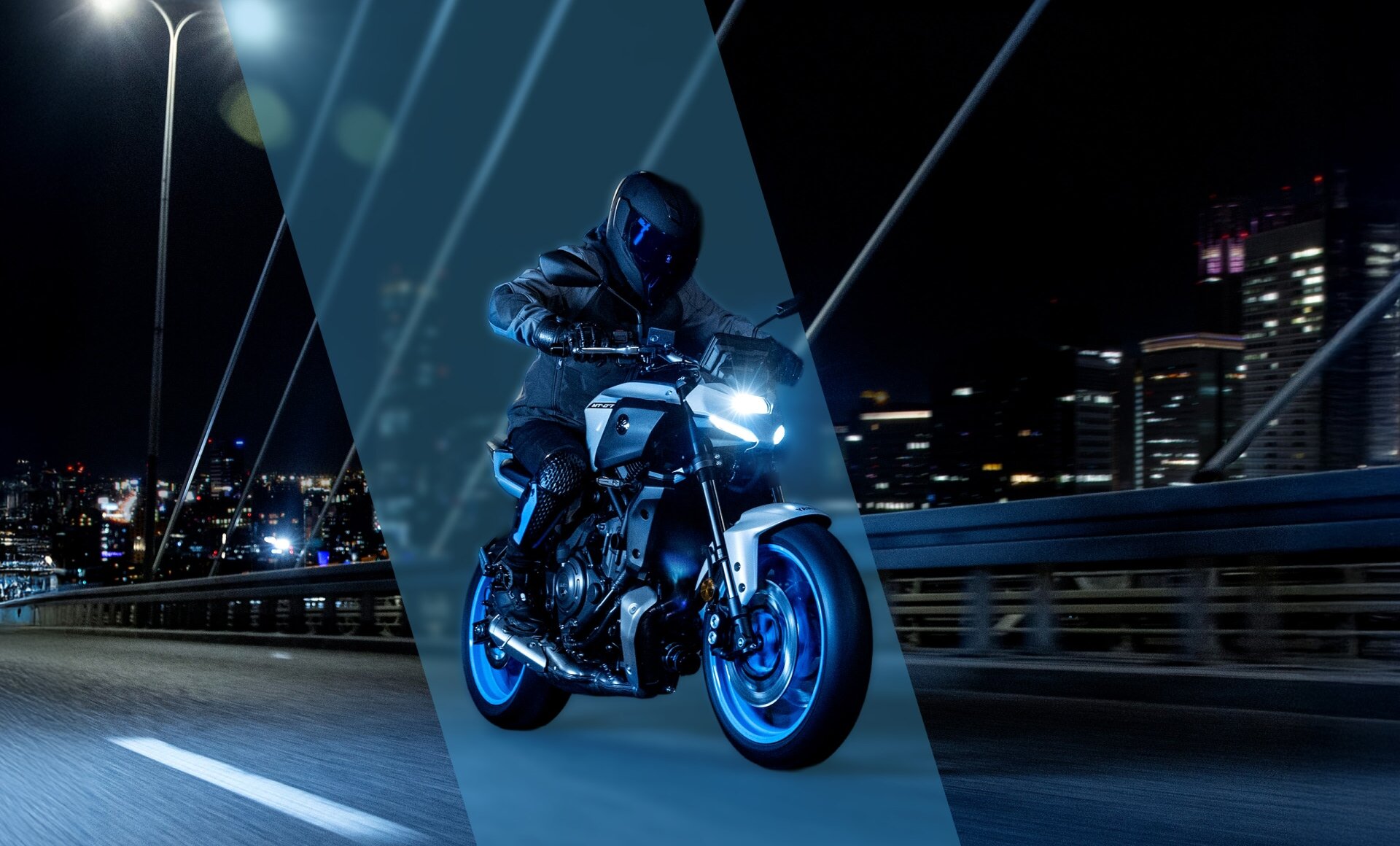Dunkles Motorrad bei Motorradonlineshop.de