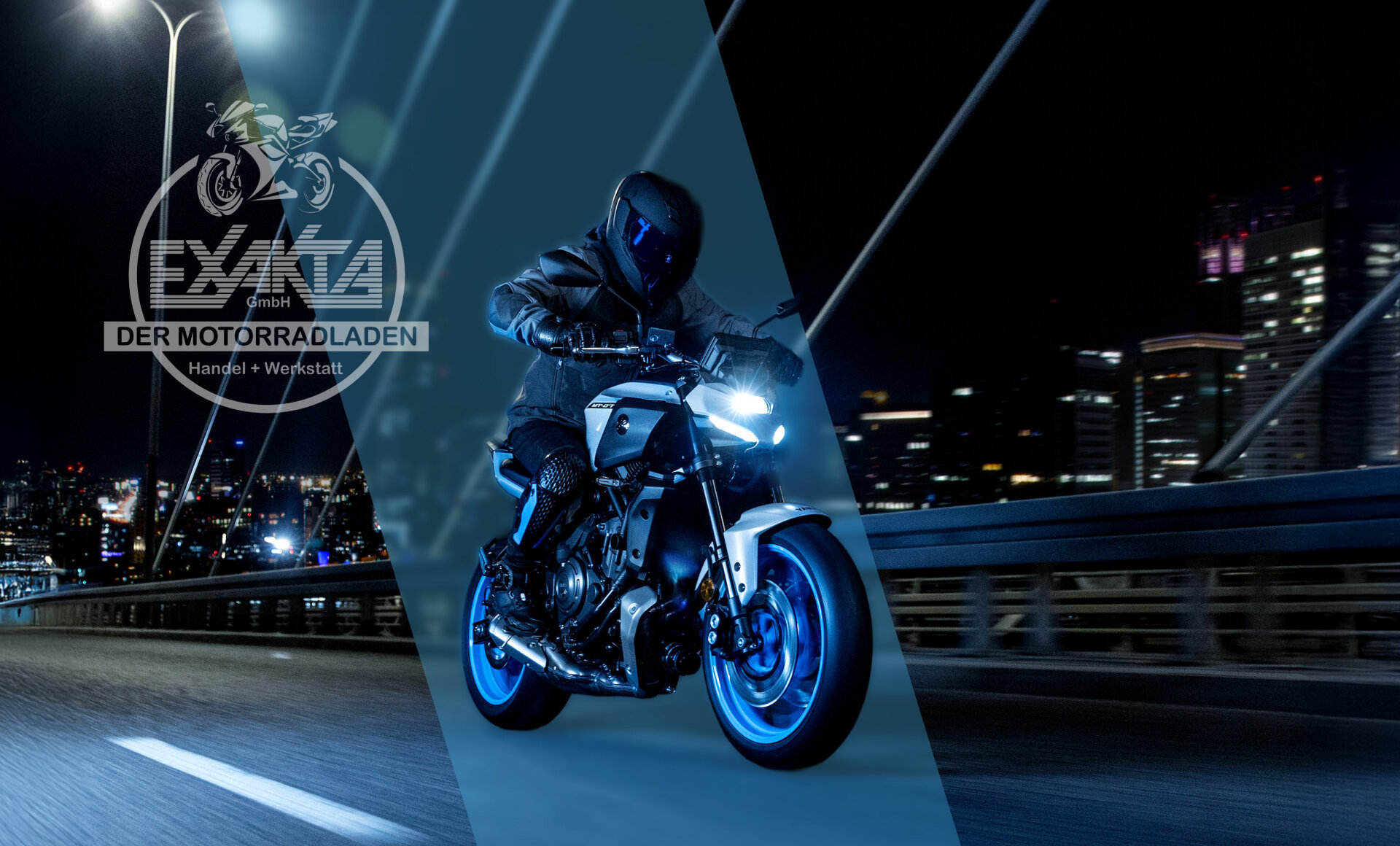 Motorrad auf der Straße bei Nacht